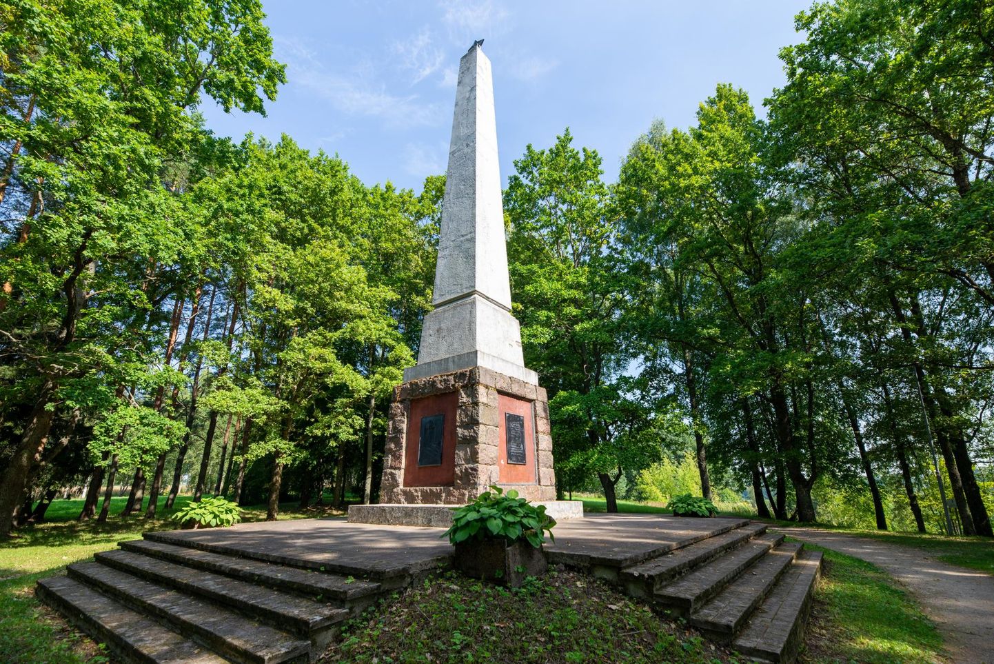 1951. aastast Järveotsal seisev obelisk läheb lammutamisele. Väidetavalt on sinna maetud 16 000 inimest.