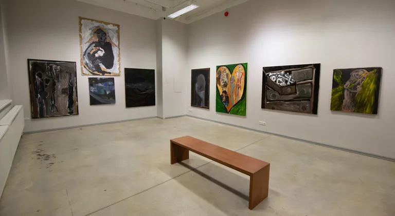Grisli Soppe-Kahar on oma maalid seadnud näituseks «Tumm karje».