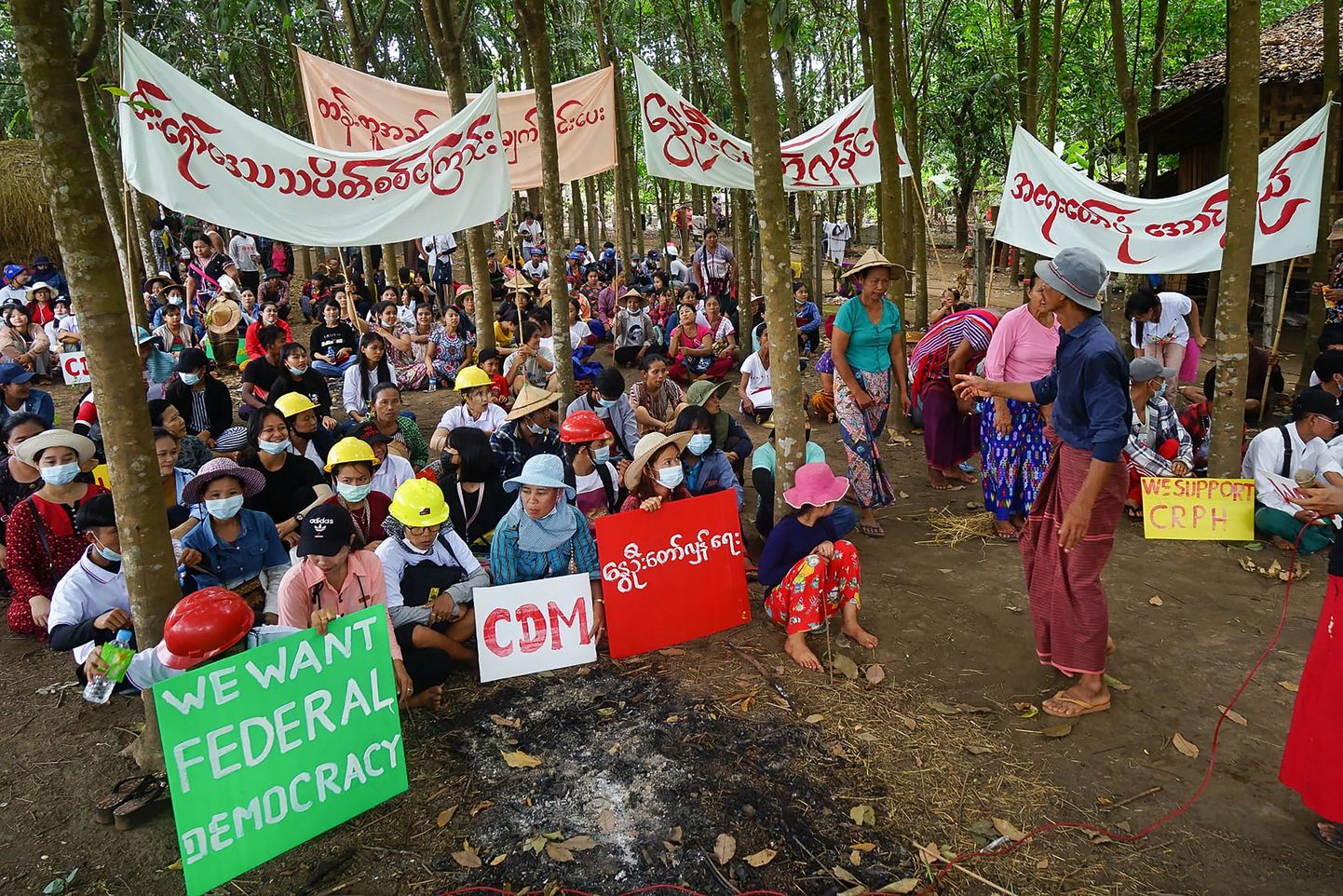 Meeleavaldajad Myanmari Kareni osariigis protestivad aprilli alguses riigipöörde vastu ning nõuavad föderaalset demokraatiat.