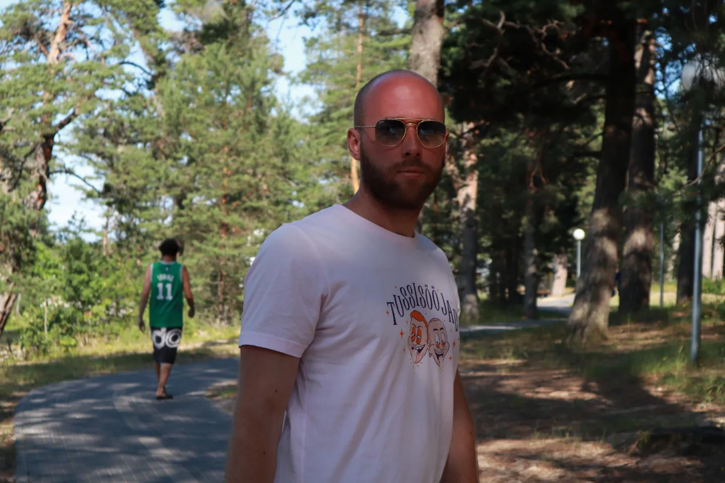 Mikael Meema Võsu rannas. Taamal longib tema kaasvõitleja Sander Õigus, ikka vetsude poole.