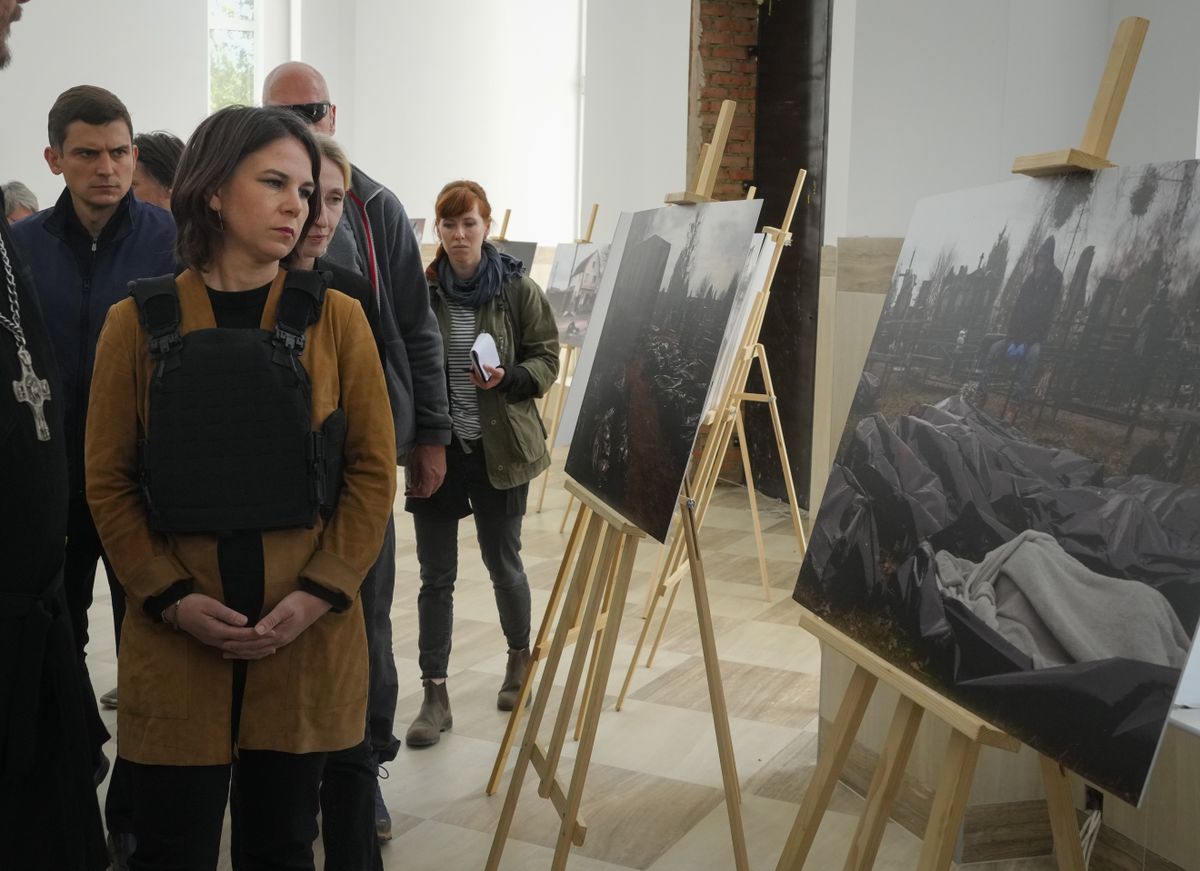 Vācijas ārlietu ministre Annalēna Bērboka apmeklē Buču un apskata fotogrāfijas ar iedzīvotāju līķiem, kas tur tika atrasti pēc Krievijas okupācijas spēku aiziešanas