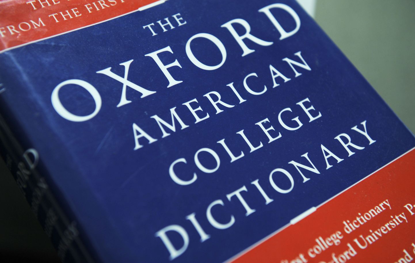 The Oxford American College Dictionary uudissõna on «unfriend»