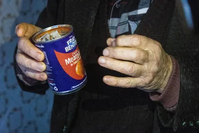 Askeetlik Vassili kiidab lihapallide konservi, mida ta sõi kaks päeva.