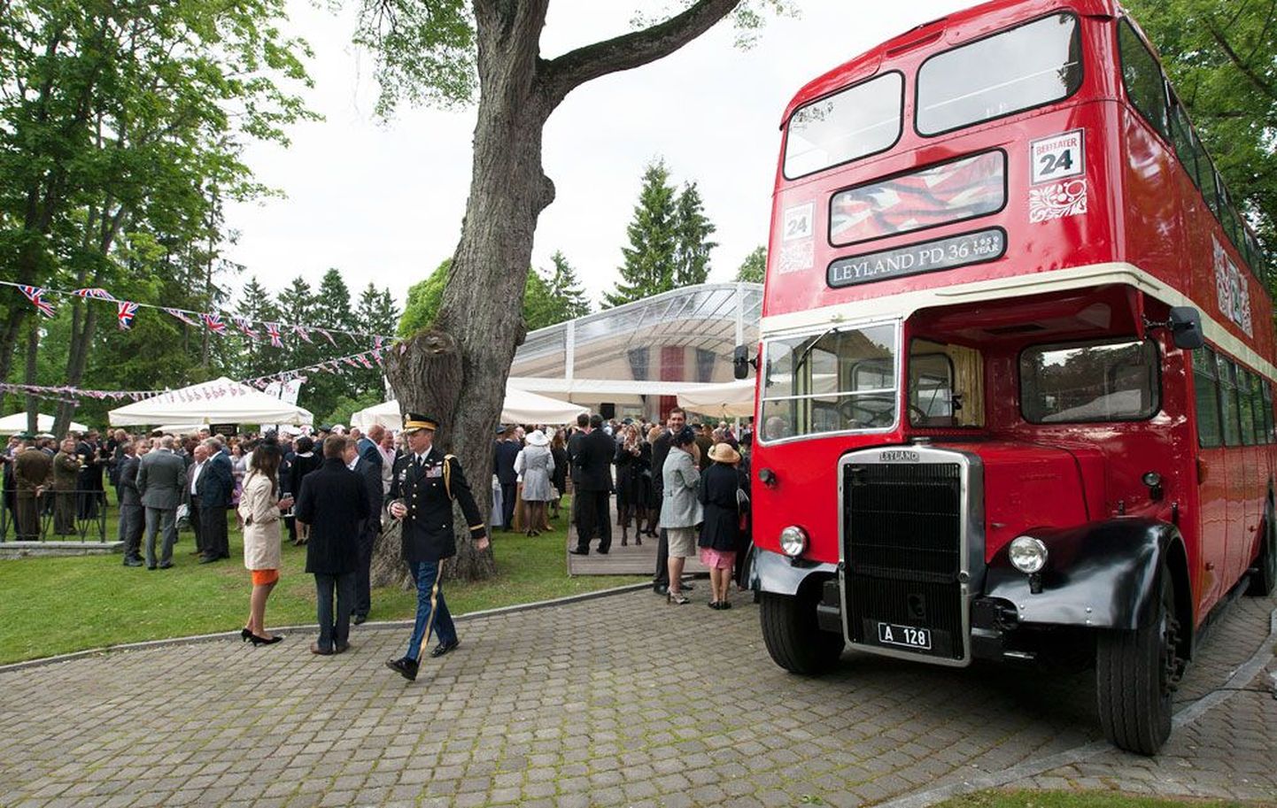 Buss otse Londonist: residentsi aeda oli kohale toodud üks Londoni turismimagneteid, kahekordne punane buss, kust serveeriti ka jooke.