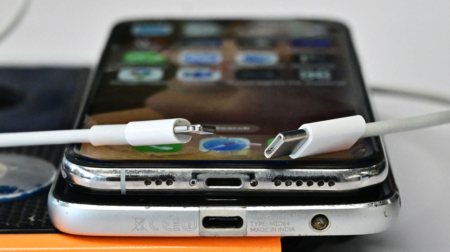 USB-C laadija (paremal) ja Apple’i traditsiooniline Lightning