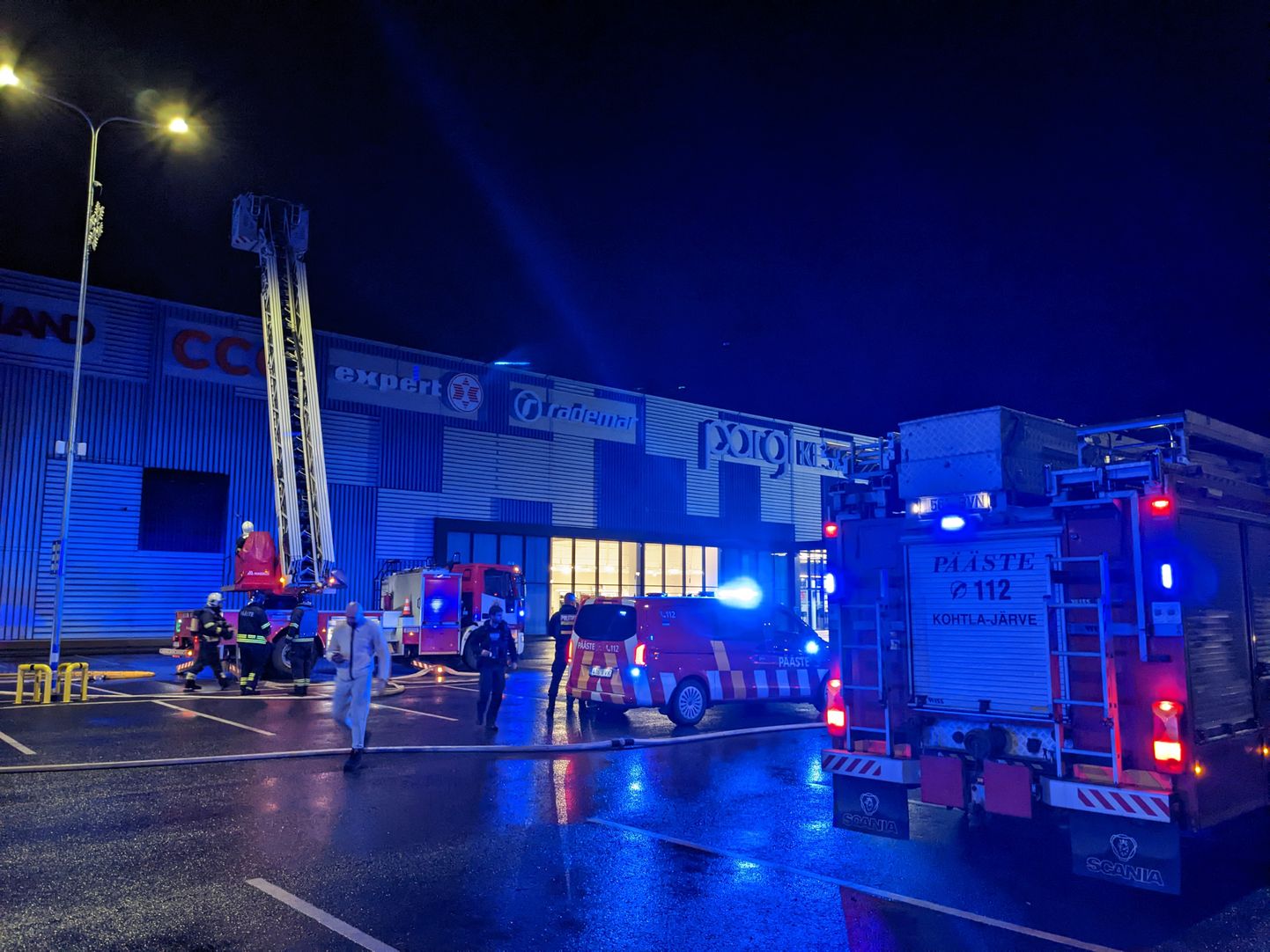В работах по тушению в "Pargi Keskus" участвовали пять спасательных расчетов, пожар был потушен примерно за полчаса.