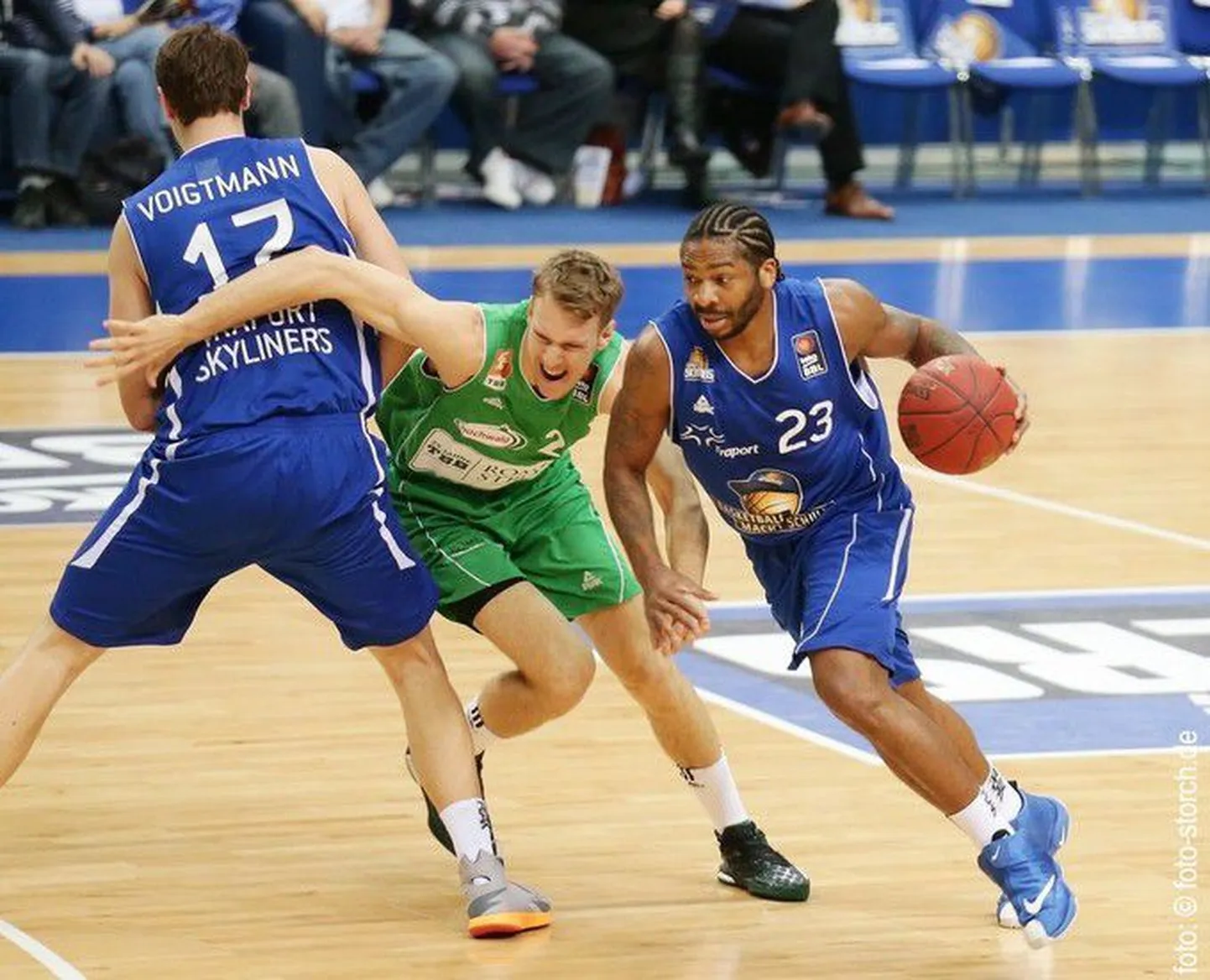 Mängib Fraport Skyliners (Johannes Voigtmann ja Quentez Robertson).