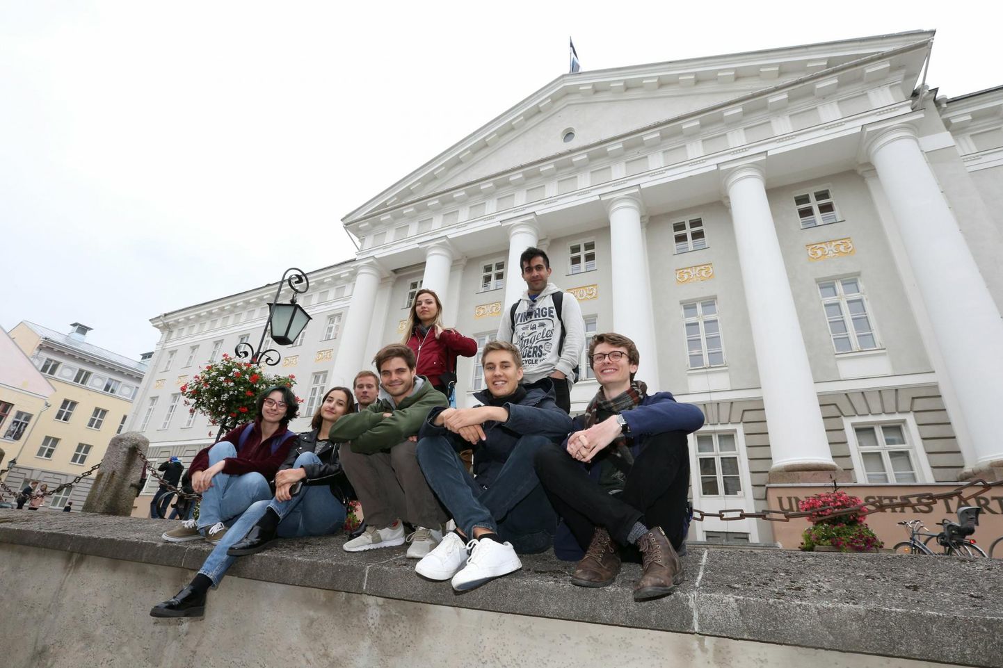 Välistudengid Tartu ülikooli peahoone ees. Foto on illustratiivne.