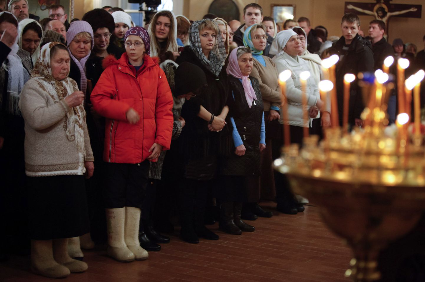 Православные в церкви отмечают Рождество.