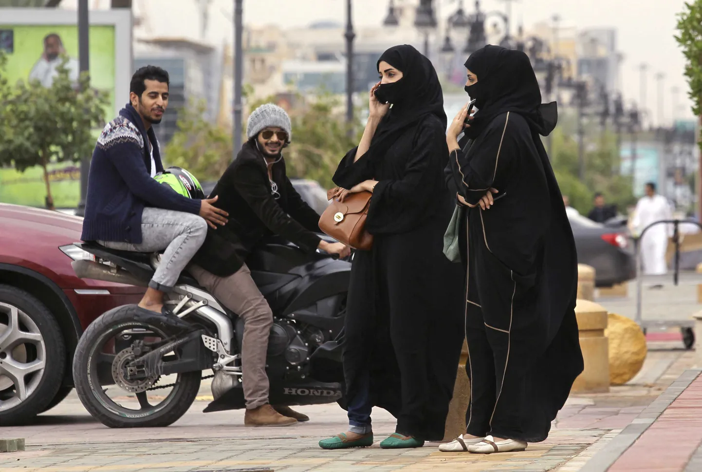 Inimesed Riyadhi tänaval.