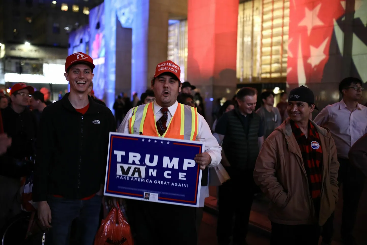 Donald Trumpi toetajad valimisõhtul New Yorgis Manhattanil Rockefelleri keskuse juures.