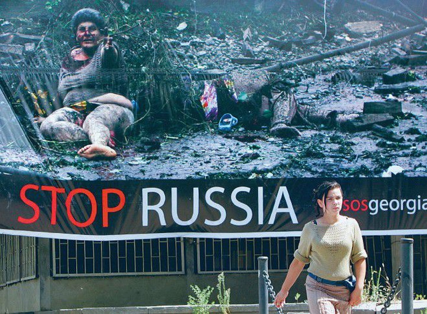 Tüdruk augusti lõpul Thbilisi kesklinnas plakati juures, mis nõuab Venemaa tegevuse peatamist Gruusias.