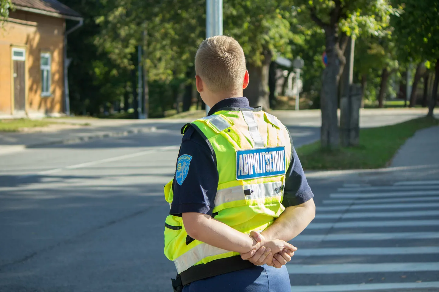 Valga põhikooli 1. ja 9. klassi aktusele suundujad. Abipolitseinik.