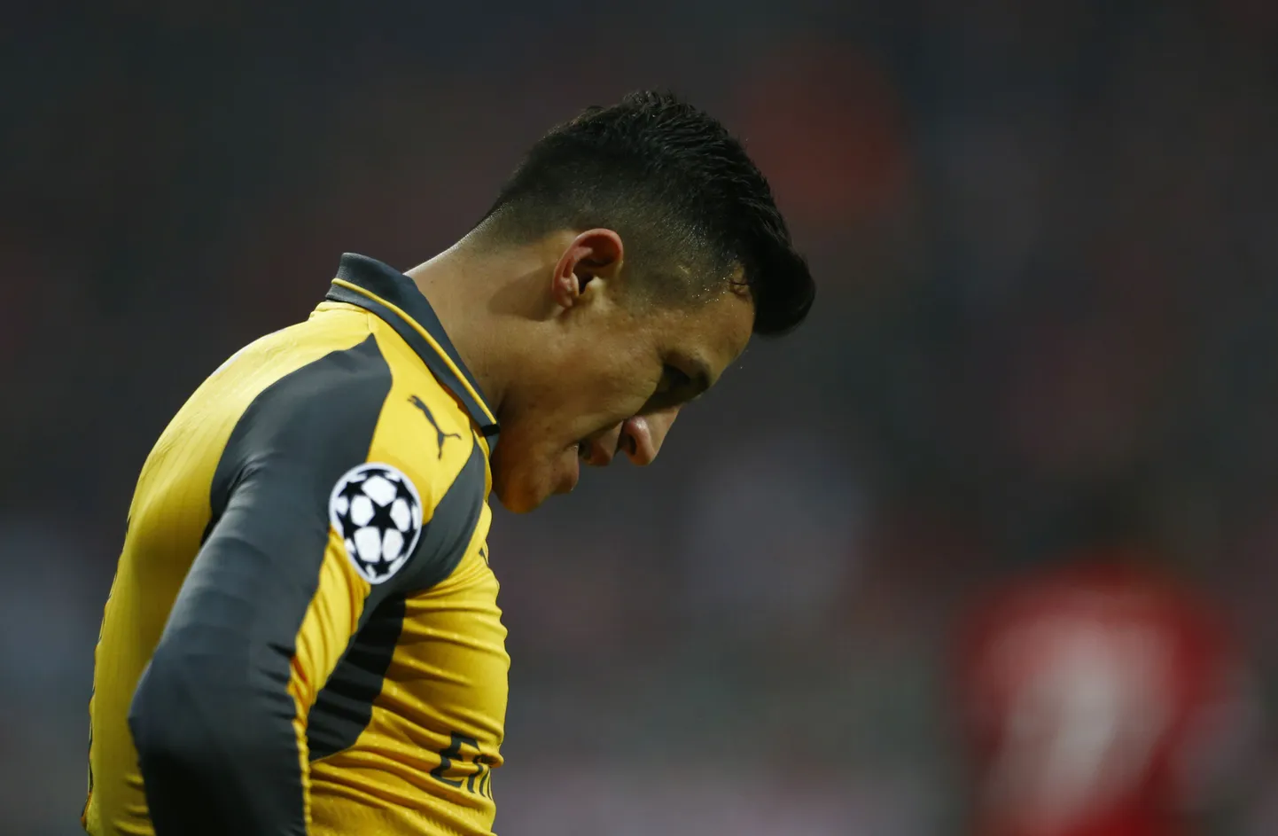 Alexis Sanchez Arsenali särgis.