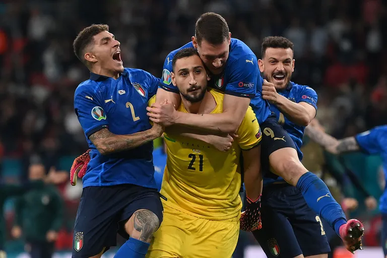 Gianluigi Donnarumma (kollases) ei saanud esialgu aru ööd ega mütsi.
