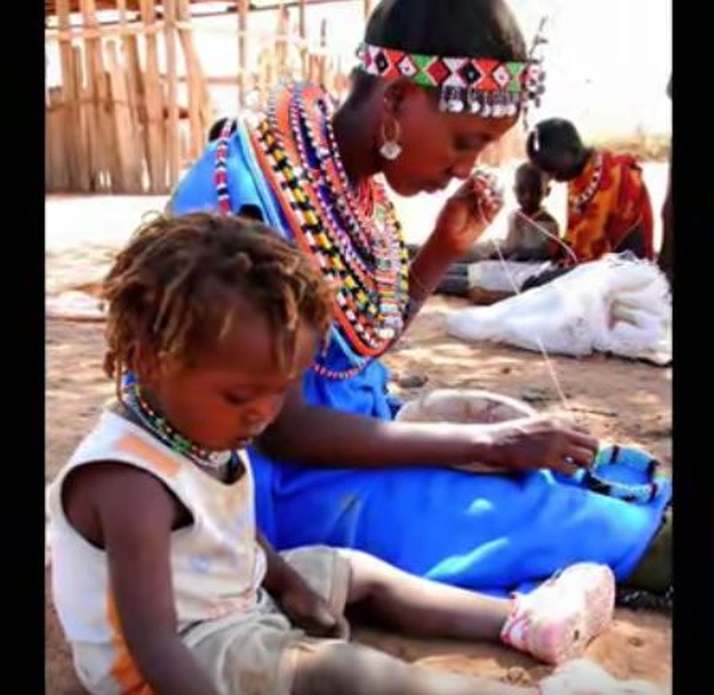 Umoja külas elav naine koos lapsega.