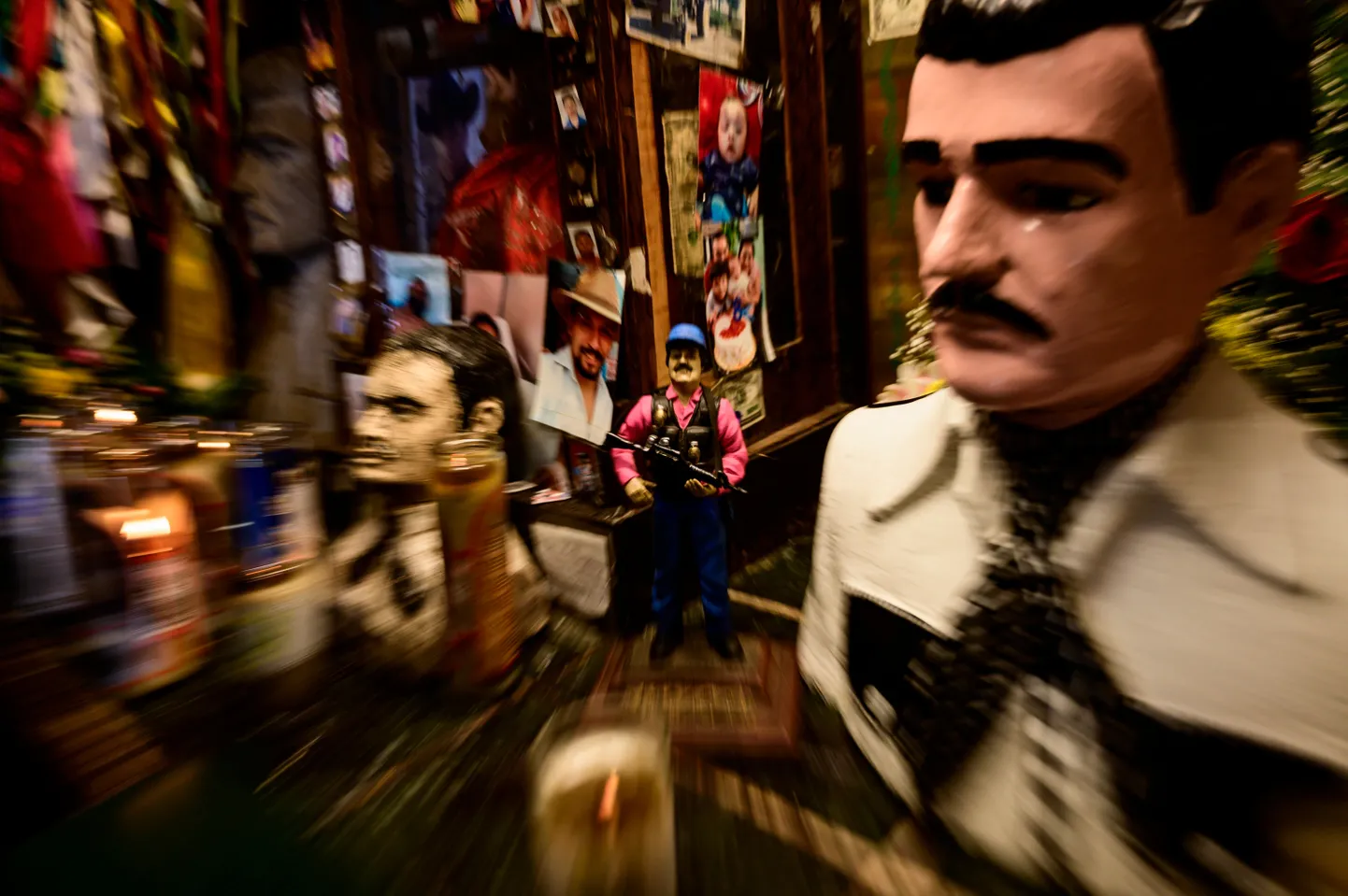 Püha Jesús Malverde büst temale pühendatud kabelis Culiacan kõrvuti narkoparun El Chapo ehk Joaquín Guzmáni kujukesega.