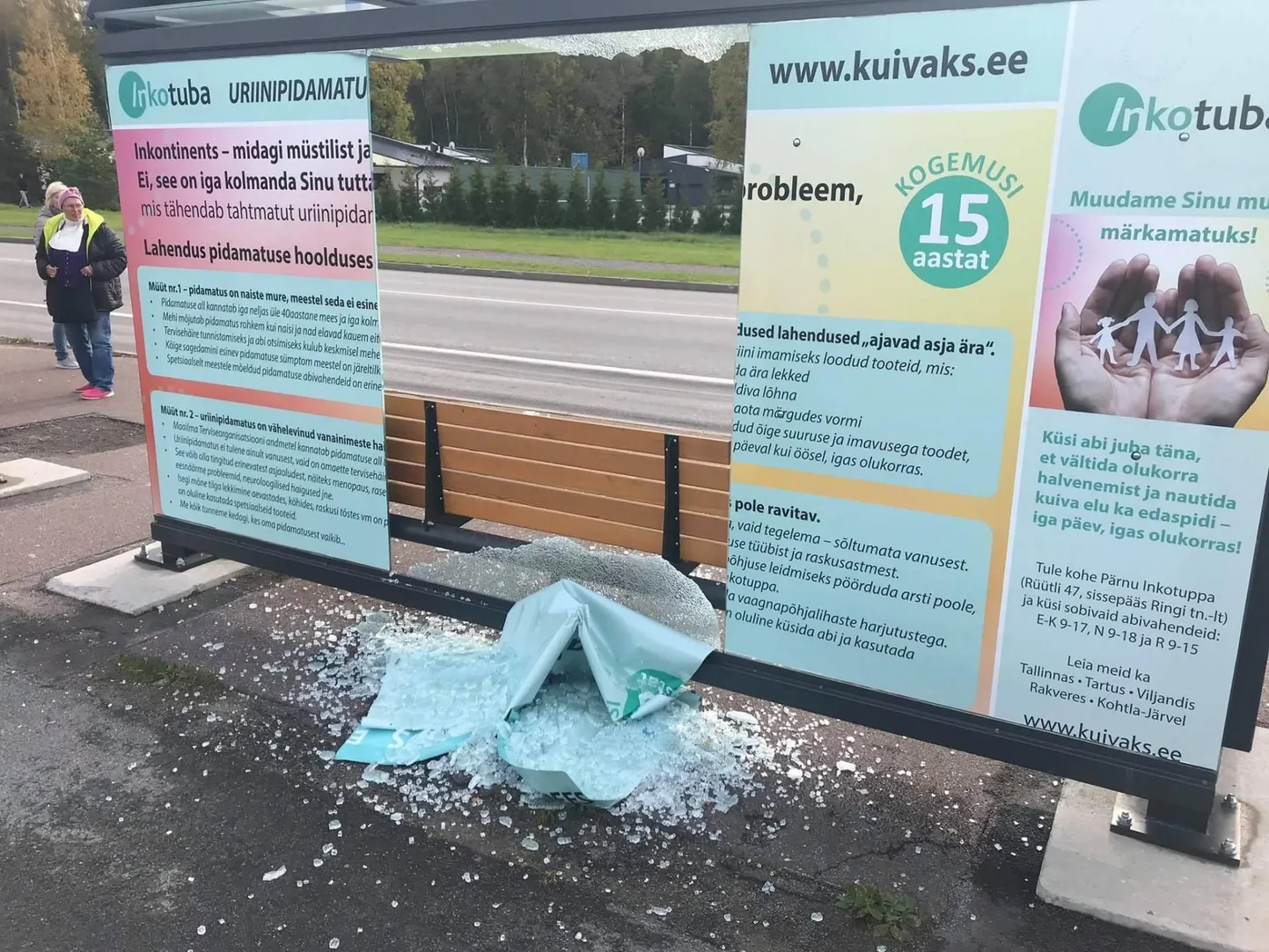 Pärnus Haigla peatuses lõhuti bussiootekoja tagapaneel.