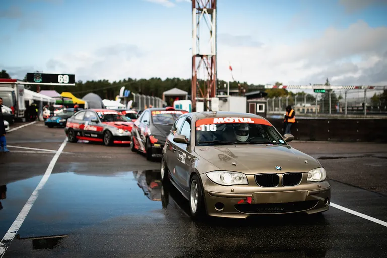 BMW automašīnas Biķernieku sacīkšu trasē