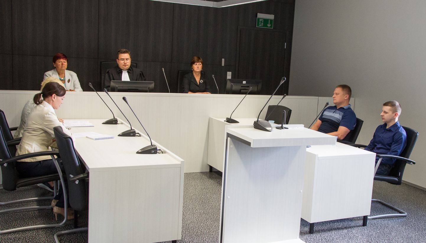 Народный судья Тоони Роозимяги (слева) два года назад на судебном заседании по делу Яана Пийма, на котором подсудимого признали виновным в аварии, повлекшей смерть трех молодых людей.