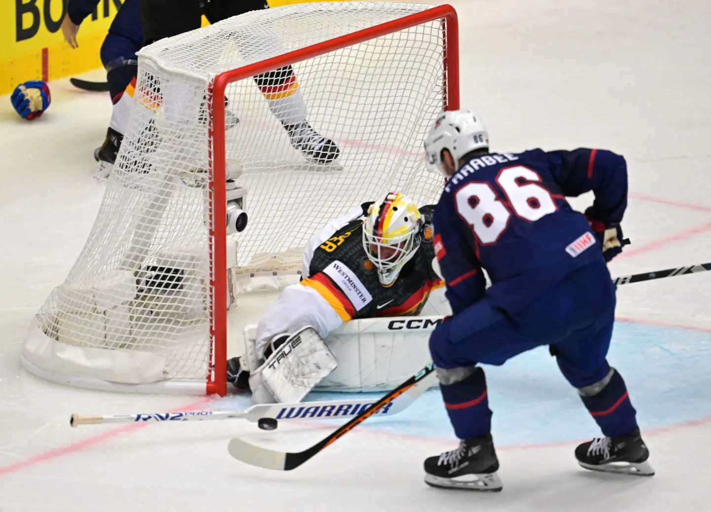 Saksamaa väravas head tööd teinud Mathias Niederberger tõrjub ameeriklase Joel Farabee viske.