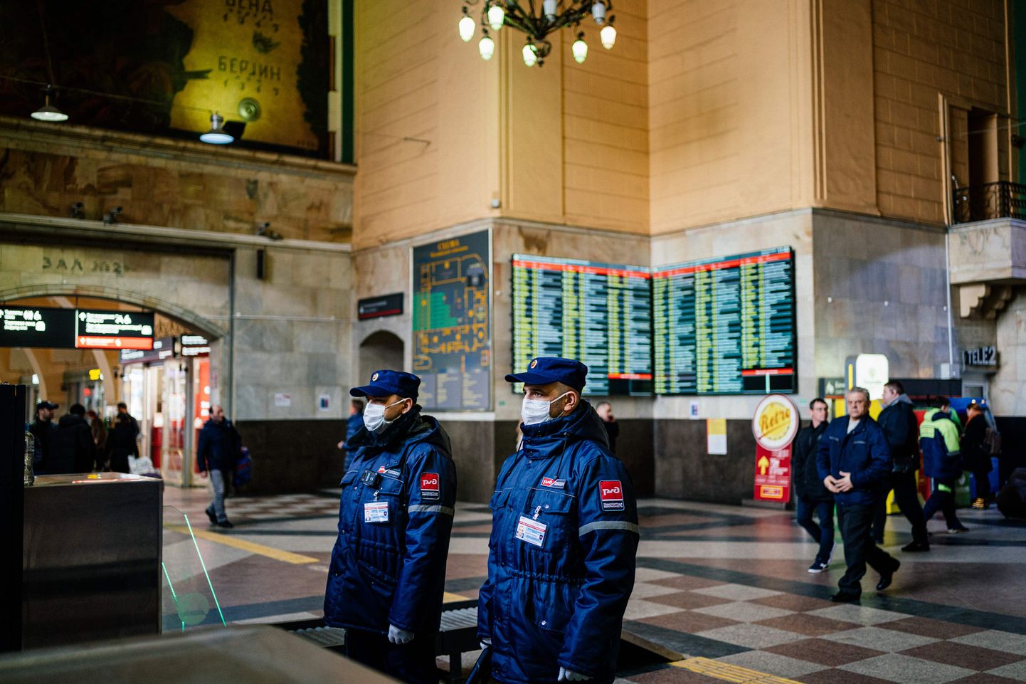 Полиция на железнодорожном вокзале.