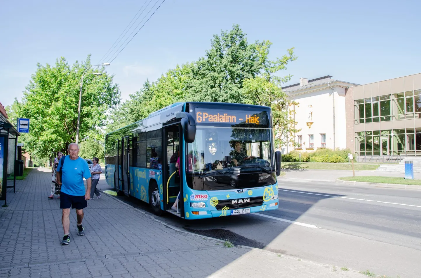 Buss number 6 sõidab läbi Viljandi valla territooriumil paikneva haigla juurest ja kvalifitseerub seega riigi rahastamisele. Number 7 riigilt aga raha ei saa. Aasta lõpuni maksab selle eest Viljandi linn.