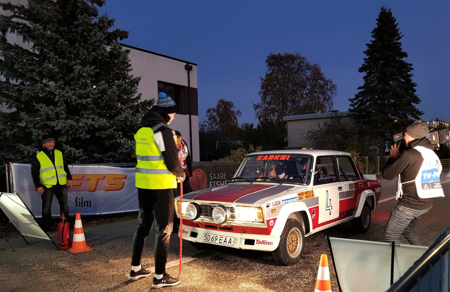 Hardi Mets taastatud Lada VFTS-iga 2021. aastal Saaremaa ralli stardis.