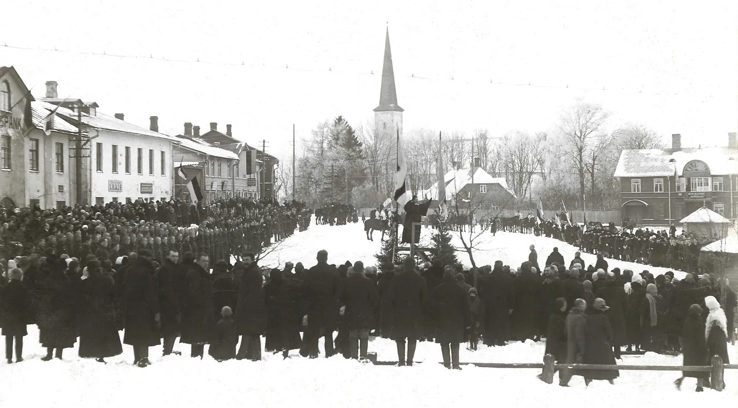 Jõhvi turuplatsile, praegusele keskväljakule, kogunes Eesti kümnendat sünnipäeva 1928. aastal tähistama tuhandeid inimesi.