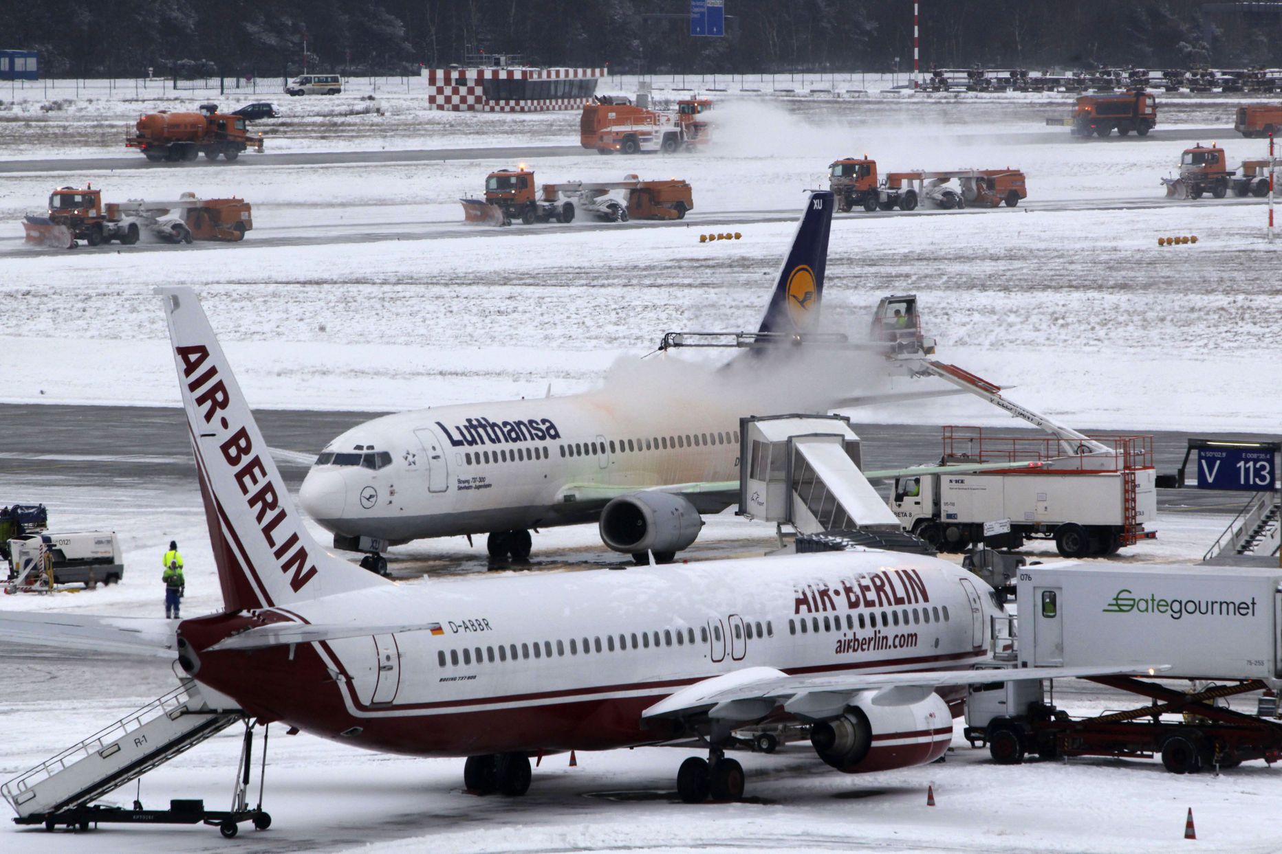 Lumesahad puhastamas Frankfurdi lennuvälja.