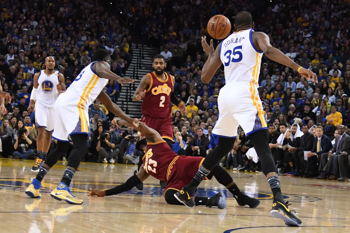 LeBron James (nr 23, pikali) pidi täna Warriorsi mängijatele alla vanduma.