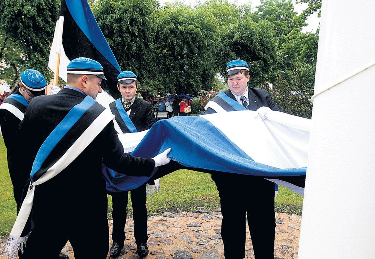 Eesti lipu hällis kerkis sinimustvalge uude masti