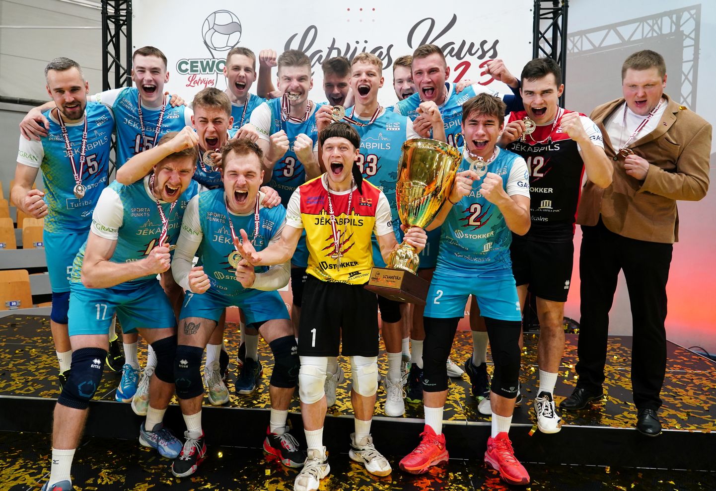 Komanda Jēkabpils "Lūši" priecājas par gūto uzvaru "Cewood" Latvijas kausā volejbolā "Rimi" Olimpiskajā centrā.