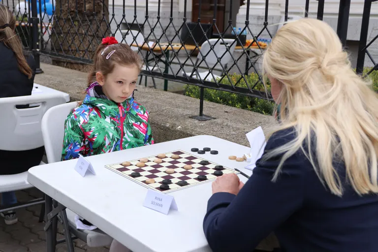 Noor kabetüdruk: käi juba. Riina Solmani seis pole just kiita..