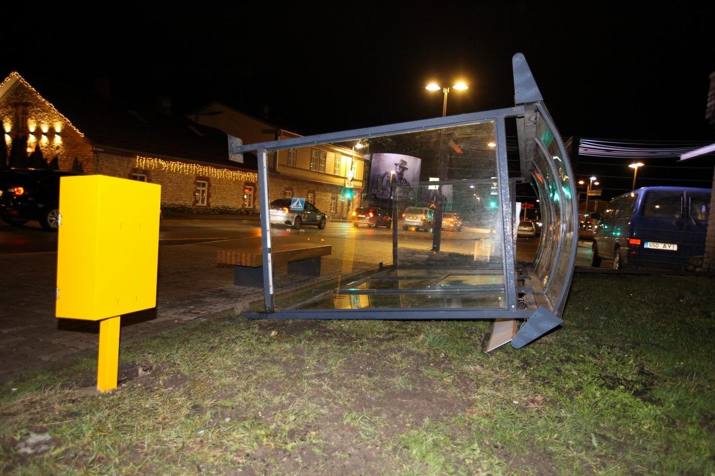 Tugev tuul lükkas kolmapäeva pärastlõunal Rakveres ümber Jakobsoni tänava bussiootepaviljoni.