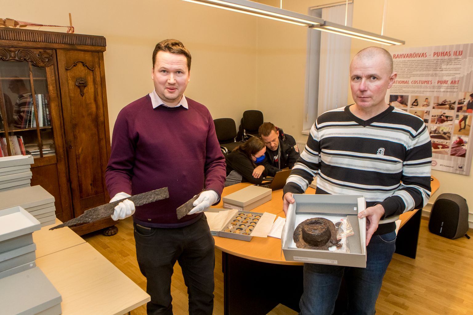 VIIKINGIAASTA TÄHTSÜNDMUSEKS kujuneb Saaremaa muuseumis avatav Salme laevmatuse leidude näitus “Viikingid enne viikingeid”. Jaanuaris näitasid Saarte Hääle vahendusel iidseid esemeid Priit Kivi ja Garel Püüa.