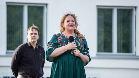 Džässlaulja Hedvig Hanson avastas kontserdiplakatilt endast väidetavalt AI-töödeldud pildi: kui teise inimese nägu on ees, on see juba üle terve mõistuse!
