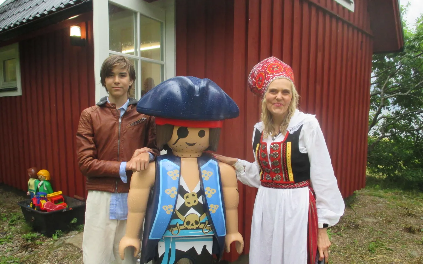 PLAYMOBILI MUUSEUM Korraldajad tegid kirjanduspäevast osalejaile üllatuse. Julia Laffranque ja tema poeg Oscar Helmut, kelle idee järgi muuseum rajati, kutsusid külalisi eksponaate vaatama.