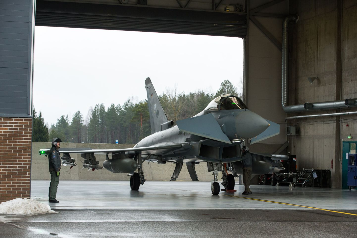 Ämaris teenivad saksa õhuväelased tervitasid Saksamaa kaitseministrit kahe Eurofighter Typhooni demonstratiivse lennuga.