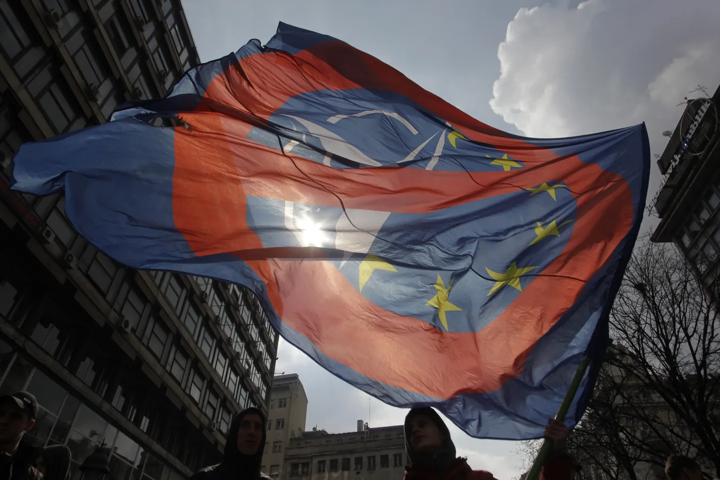 Lipp, mis näitab meelsust NATO ja Euroopa Liidu vastu.