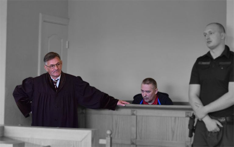 Krasnopjorovs apspriežas ar savu advokātu Genādiju Ivankinu 