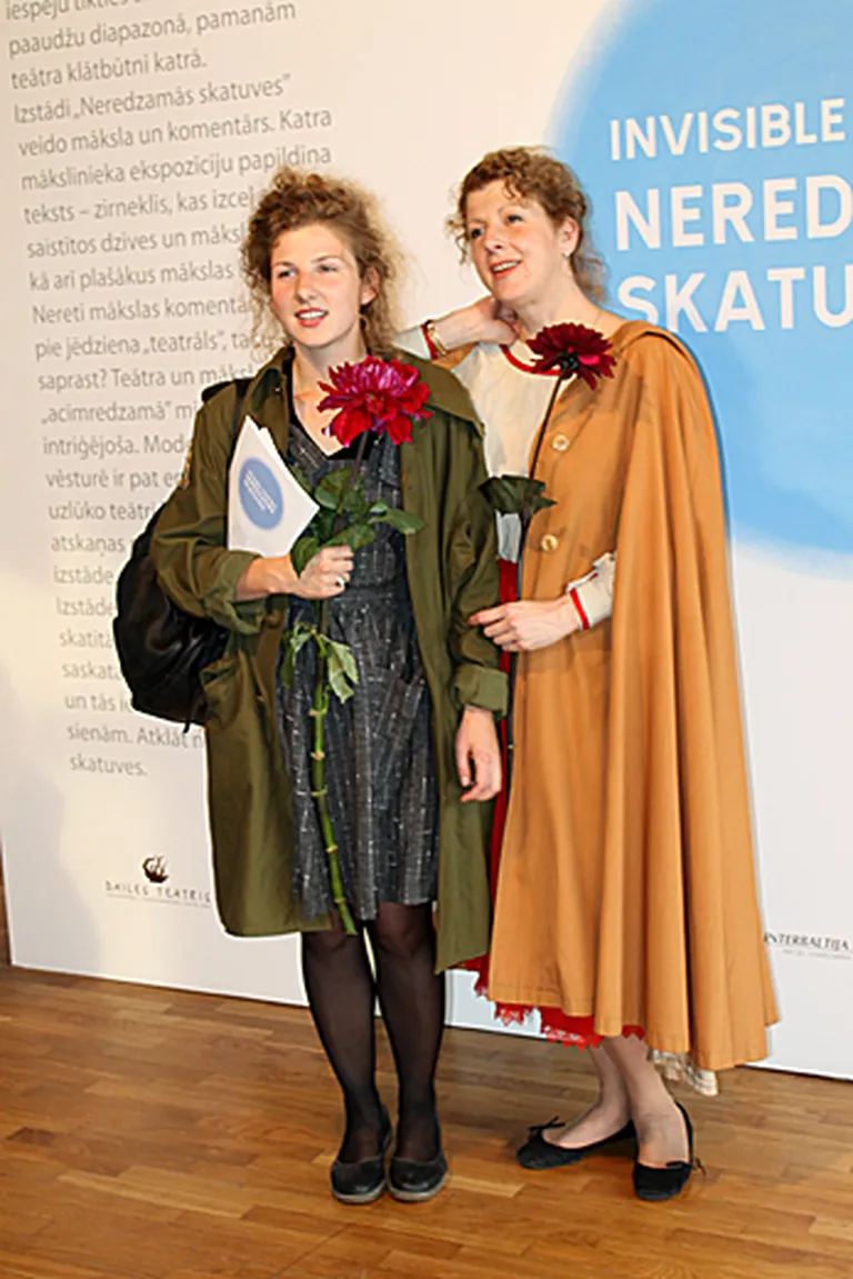 Māksliniece Kristiana Dimitere un viņas meita Berta tik līdzīgas gluži, kā māsas