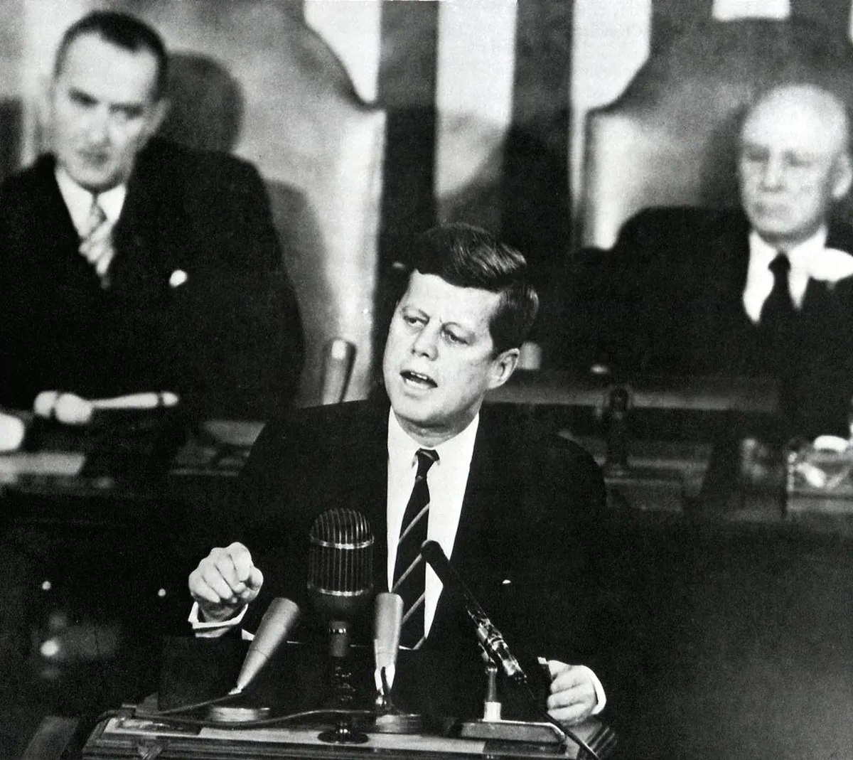 President John F. Kennedy pidas 1961. aasta 25. mail kongressi ees legendaarse kõne, kus ta ütles: «Ma usun, et see rahvus peab pühenduma eesmärgile: enne dekaadi lõppu viia inimene Kuule ja tuua ta ohutult tagas».
