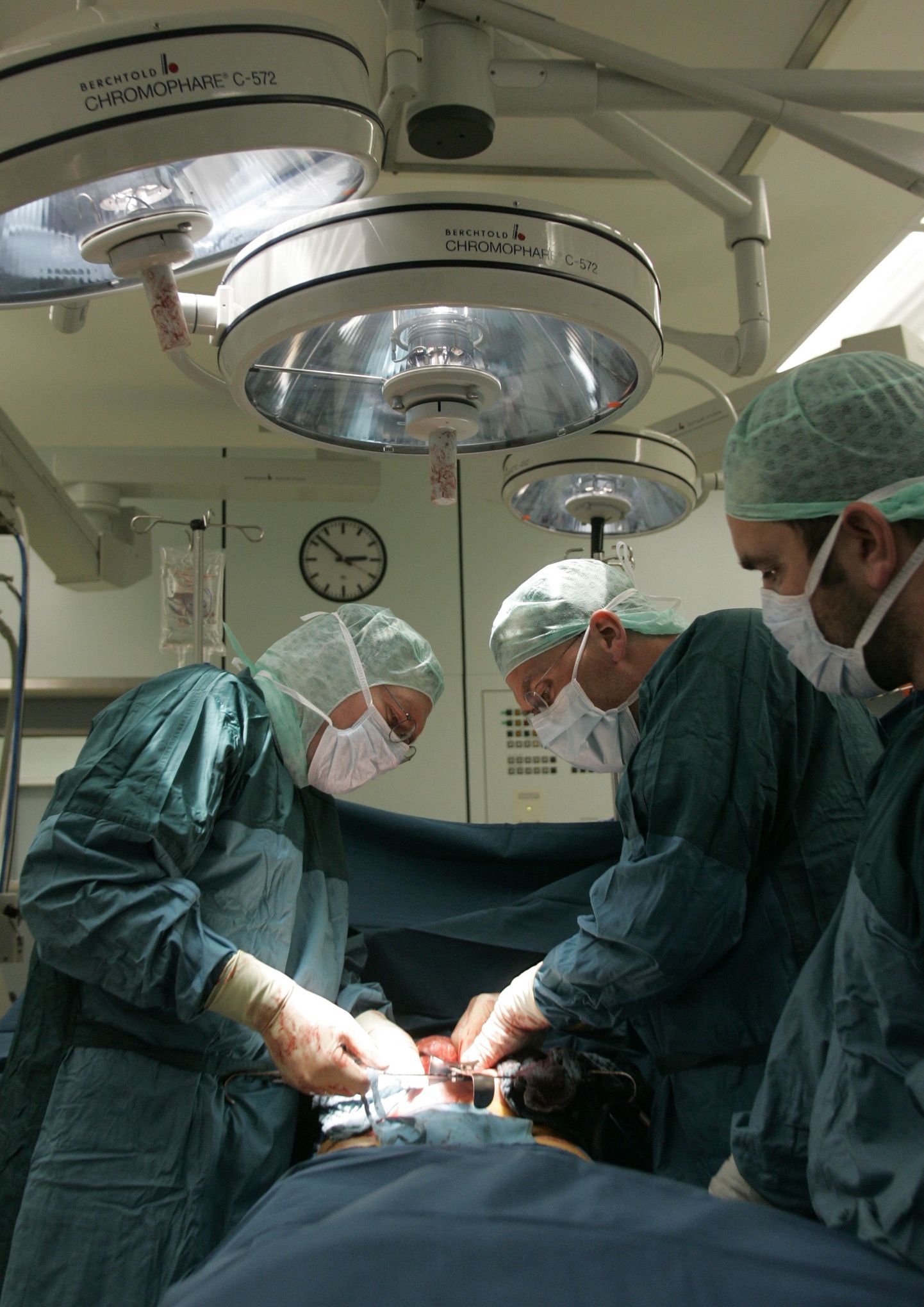 Kirurgid opereerimas