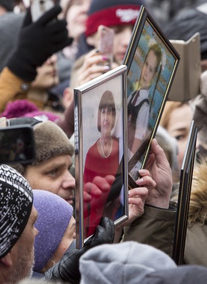Leinajad tõid sündmuspaika Kemerovo kaubanduskeskuses hukkunute fotosid.