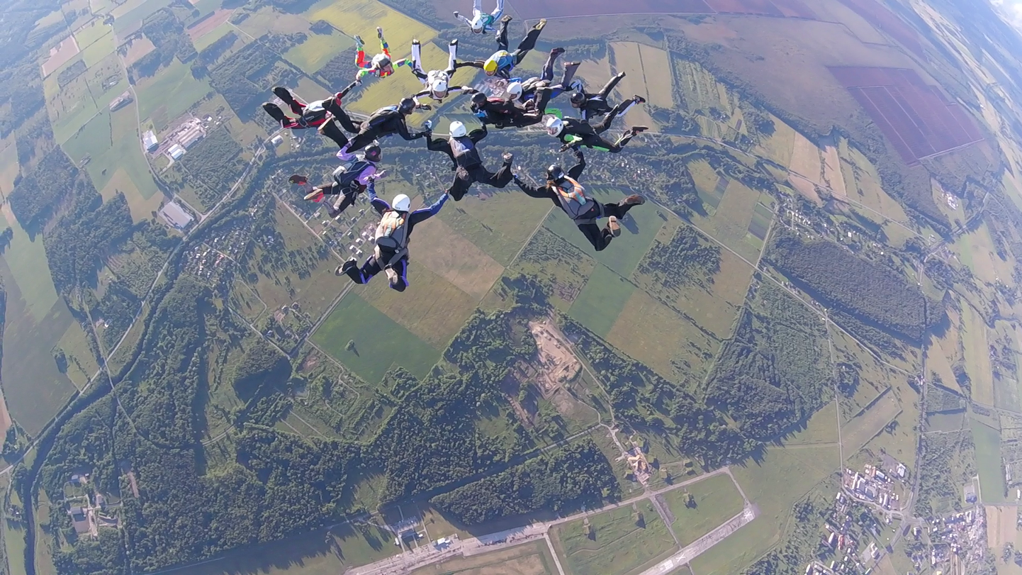 Pärnu lennuväljal langevarjulaagri Parasummer raames püstitas 14 julget naist Eesti rekordi kujundlendamises.