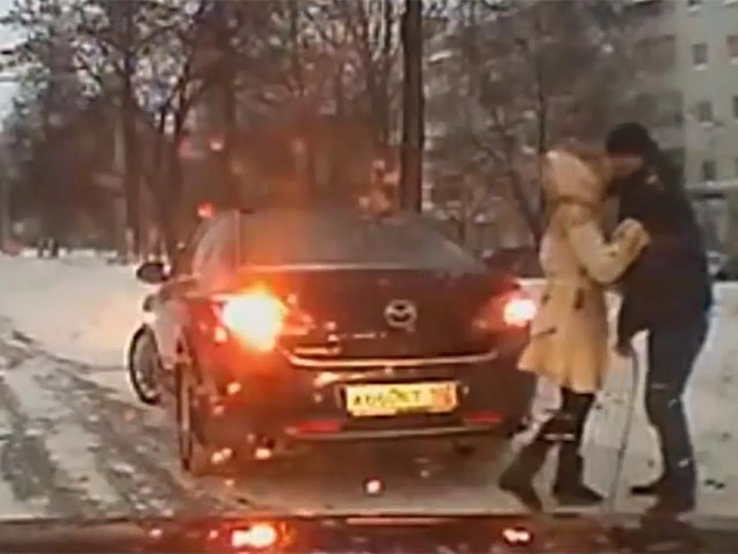 Герои пятиминутного видео, созданного 19-летним Аркадием Моряхиным, - водители автомобилей. Они выходят из своих машин, чтобы помочь пожилым людям и инвалидам перейти дорогу, поймать малыша, выбежавшего на трассу, смахнуть снег с габаритных огней впереди.
