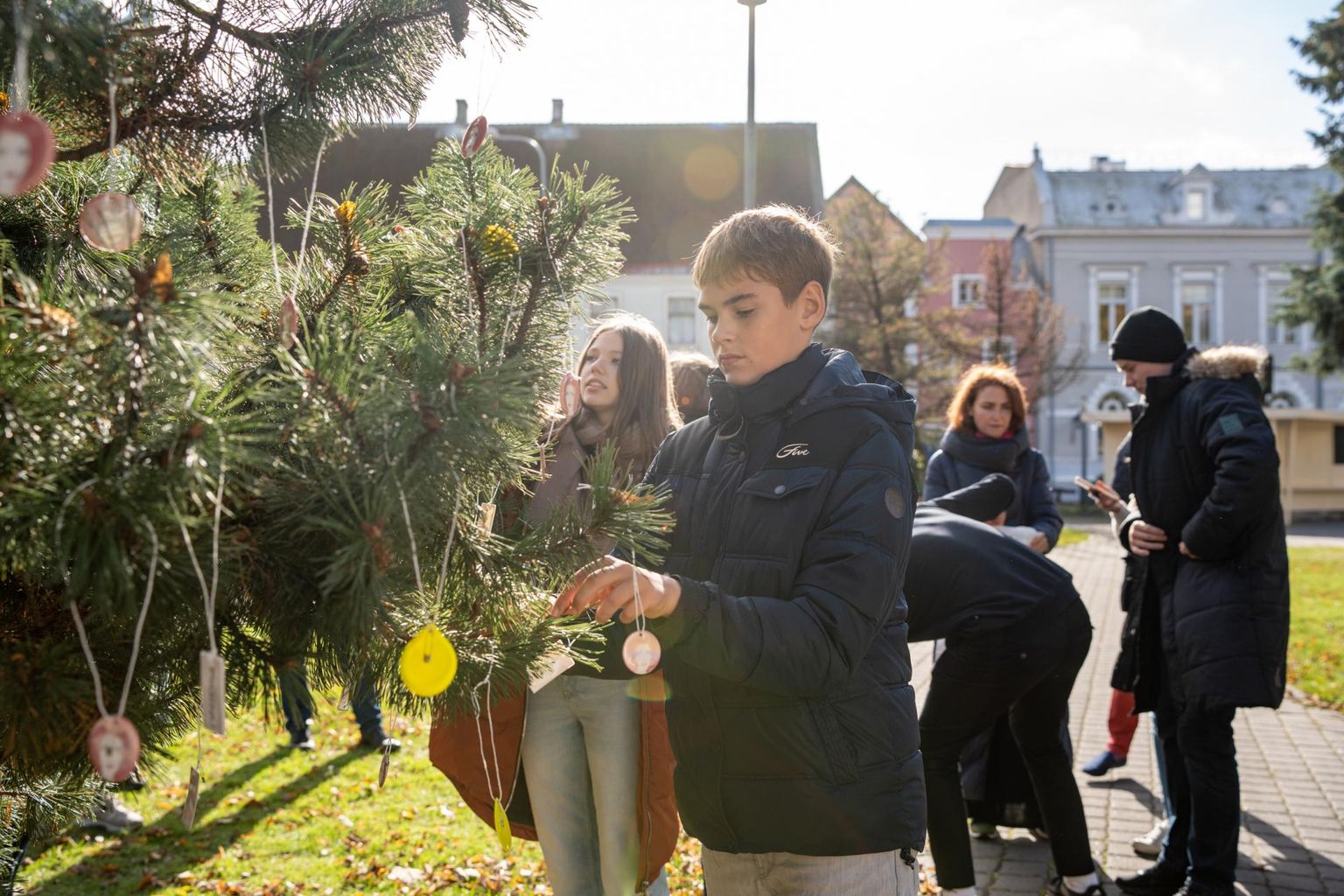Sädelevaid kaunistusi kinnitasid puule Pärnu vabakooli õpilased, politseinikud ja linnapea Romek Kosenkranius.