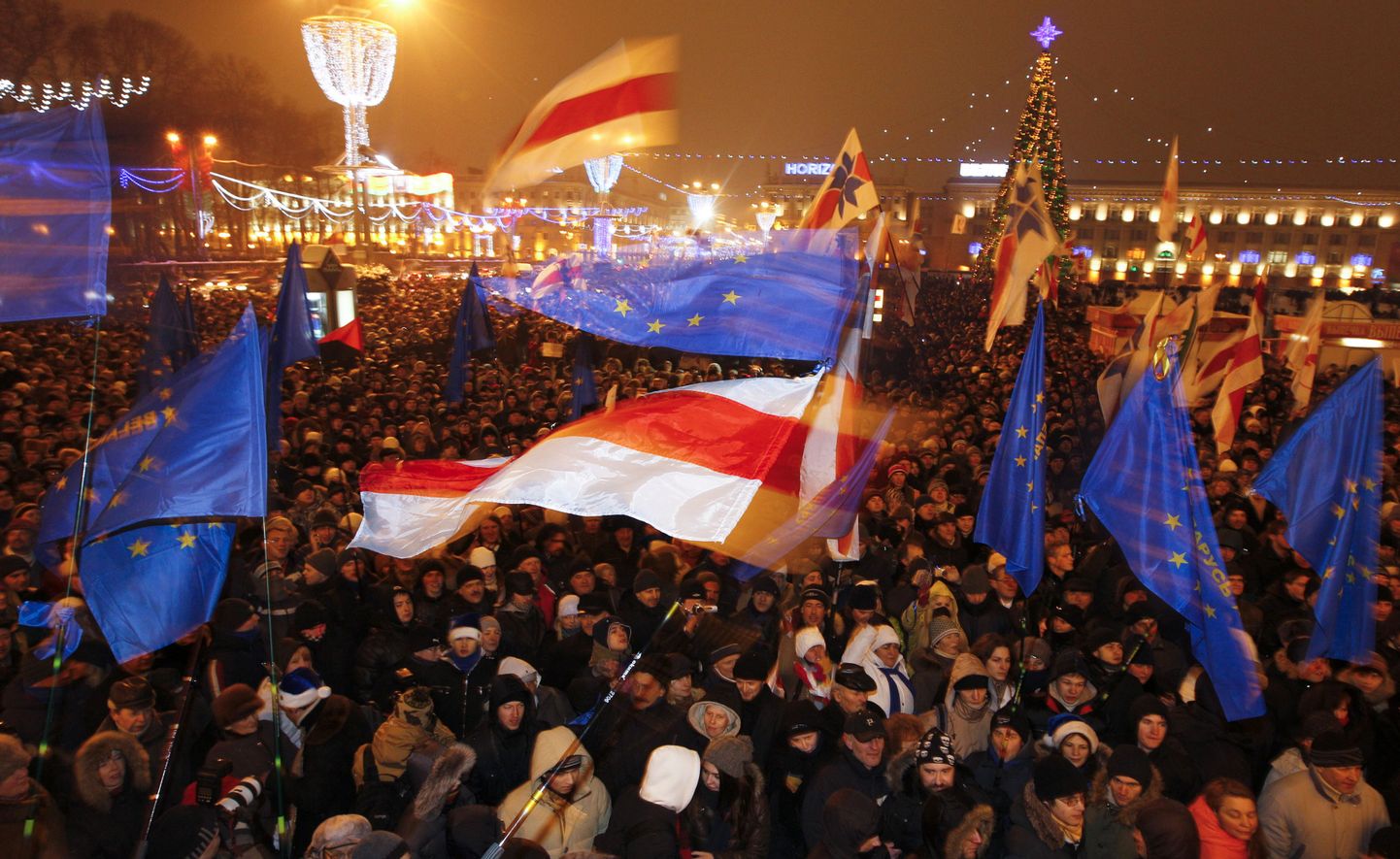 Meeleavaldajad ründasid Minskis valitsushoonet.