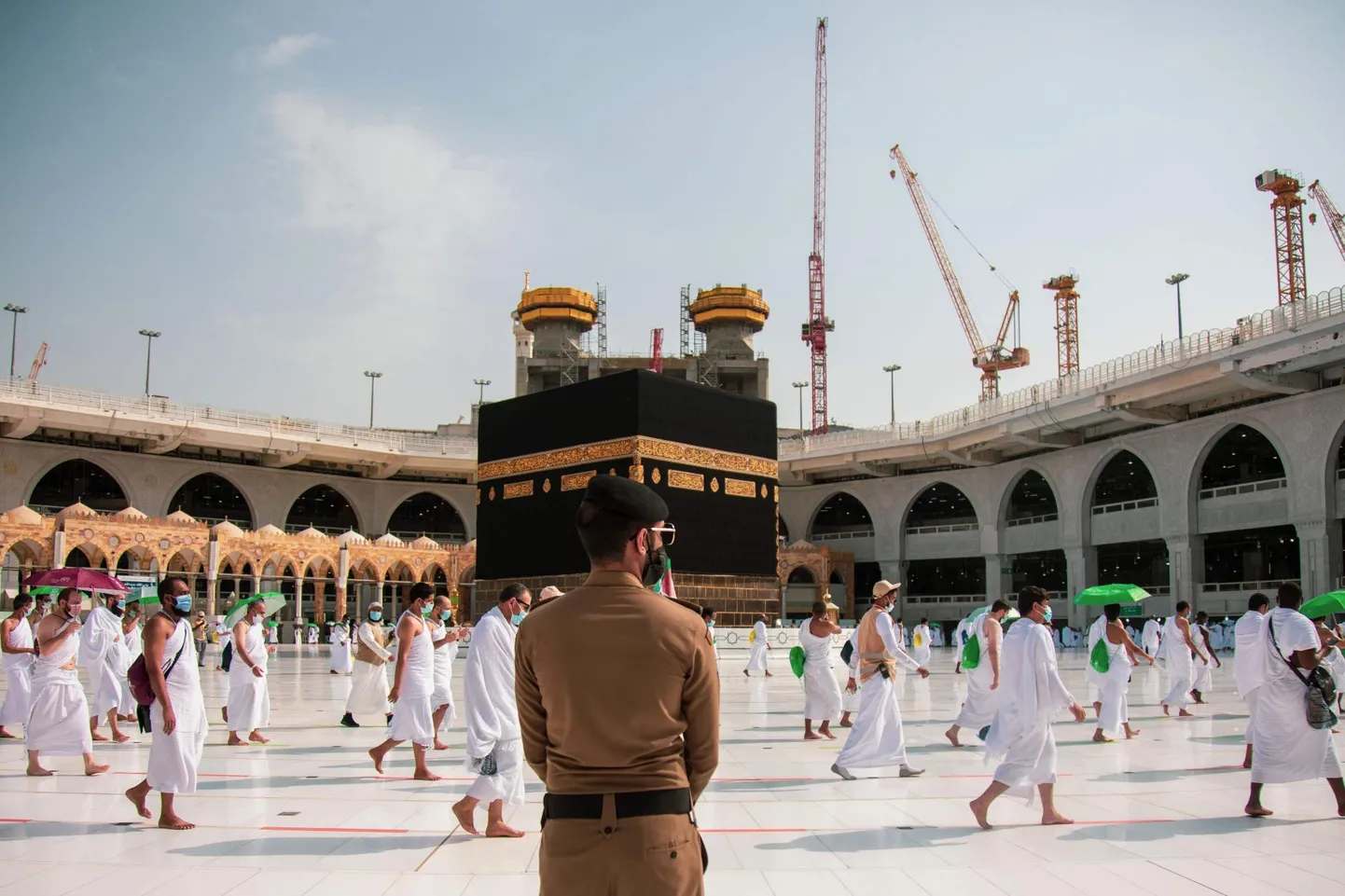 Koroonameetmetele vastav ringkäik ümber Kaaba kivi.